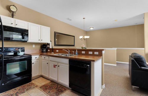 West Kissimmee Condo | Stylish 2 bed condo in Oakwater Resort just 2 miles from Disney World!
