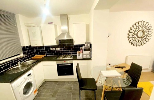 Tower Hamlets Apartment | Stylish 2 Bedroom Apartment 3 mins walk to Mile End Station