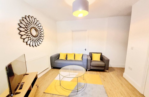 Tower Hamlets Apartment | Stylish 2 Bedroom Apartment 3 mins walk to Mile End Station