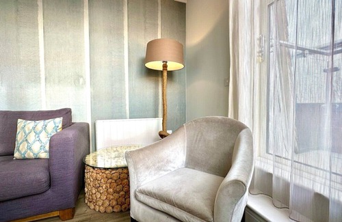 Poole Apartment | Stylish 2 Bedroom Apartment - Free Parking & WiFi