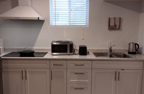 Guelph Apartment | Stylish 2-Bedroom Guest Unit for 4 people in Central Location, Affordable Rates