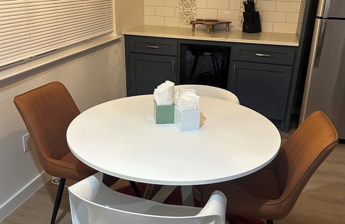 Barrington Oaks House | Stylish 2 bedroom house with office in Austin, near Domain,Apple,Downtown,Dell