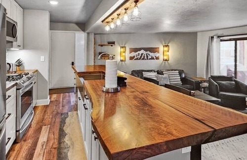 Peak 8 Condo | Stylish 2BD 5 Min to Ski Lift and Downtown
