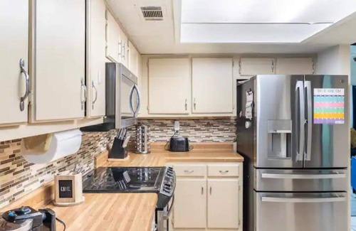 Ellendale House | Stylish 2BR/2BA Loft - Work, Rest & Explore!