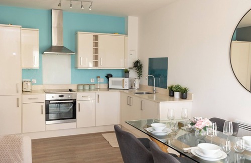 Hatfield Apartment | Stylish 2BR apartment, Town centre, Free parking