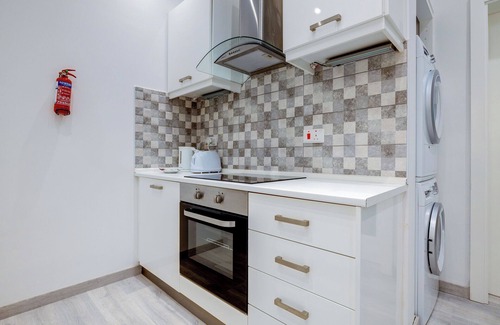 Tower Road Apartment | Stylish 2BR Apartment steps to the Promenade