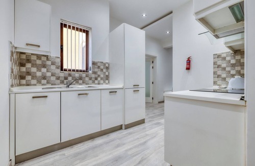 Tower Road Apartment | Stylish 2BR Apartment steps to the Promenade