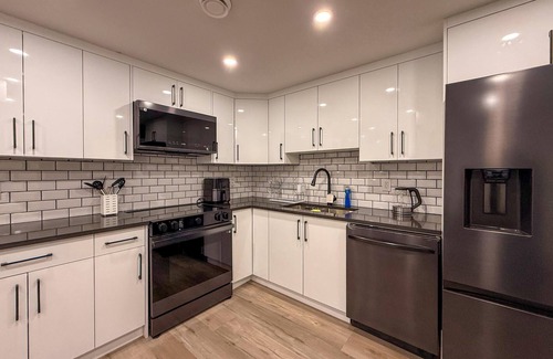 Calgary House | Stylish 2BR Basement Suite | 15 Mins to Airport