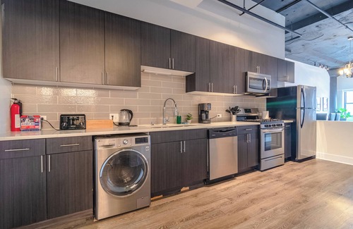Near South Side Hotel | Stylish 2BR Cozy South Loop Suite Near McCormick