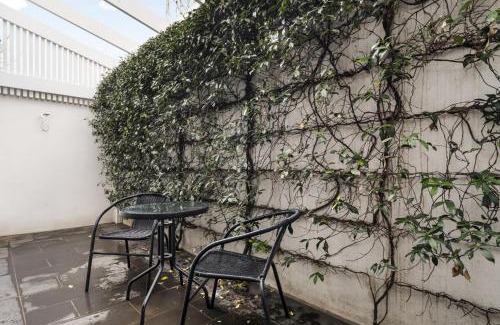 South Melbourne House | Stylish 2BR House Walk to Parks & Cafès