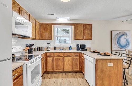 Winston - Salem House | Stylish 2BR Near Hospital King Bed Fast WiFi