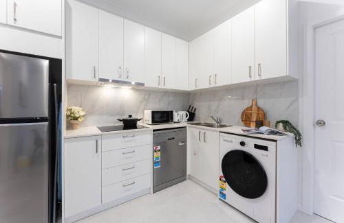Hurstville House | Stylish 2BR Retreat | Walk to Dining & Transport