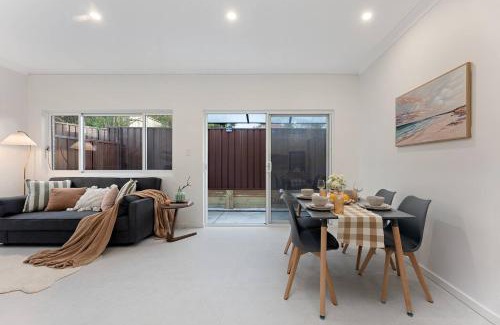 Hurstville House | Stylish 2BR Retreat | Walk to Dining & Transport
