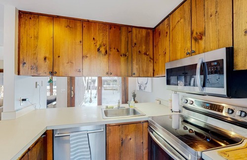 Waitsfield Apartment | Stylish 2BR w/Woodstove Close to Mad River Glen/Sugarbush