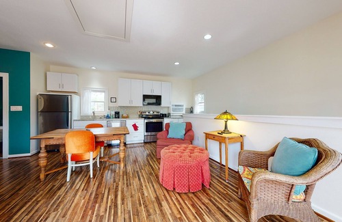 Greater Heights Apartment | Stylish 2nd-floor studio with walkable locale, furnished patio, AC, washer/dryer