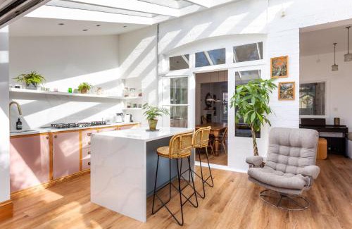 Dudden Hill House | Stylish 3-Bed Home with Garden in Dollis Hill