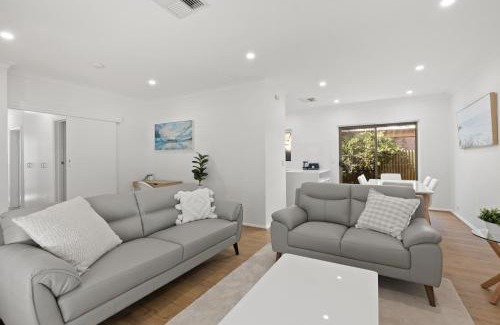 Glenelg South House | Stylish 3-Bed House Close to Attractions