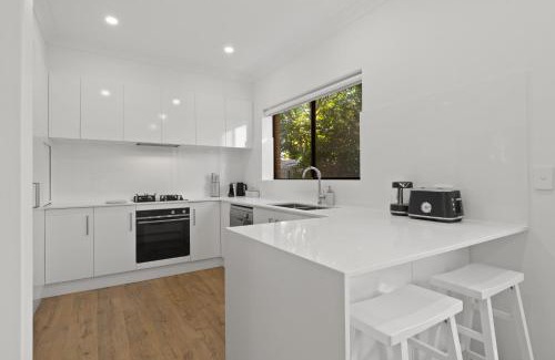 Glenelg South House | Stylish 3-Bed House Close to Attractions