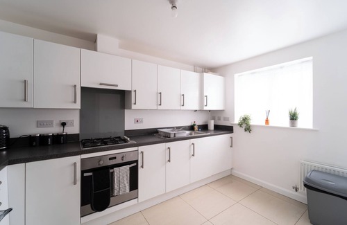 Gloucester House | Stylish 3 bed house with free parking & garden, Gloucester, Central location