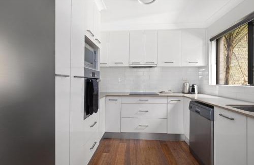 Newport Apartment | Stylish 3-Bed Newport Stay with Balcony