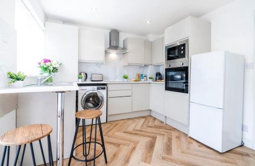 Moffat House | Stylish 3 Bedroom Home for 6 Near Tividale, Oldbury-Free Parking and WiFi, Exclusive Offers Book Quickly!