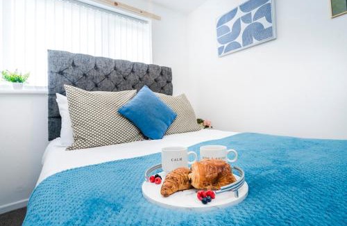 Moffat House | Stylish 3 Bedroom Home for 6 Near Tividale, Oldbury-Free Parking and WiFi, Exclusive Offers Book Quickly!