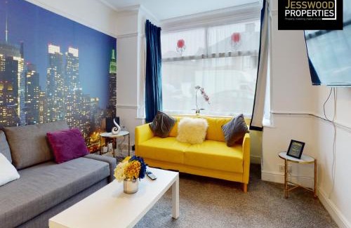 Luton House | Stylish 3 Bedroom House by Jesswood Properties Short Lets near M1 Luton Airport For Contractors & Business
