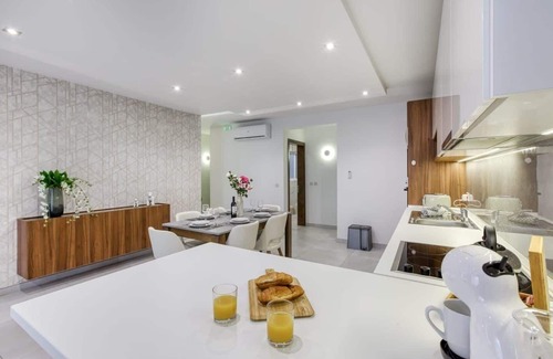 Swieqi Apartment | ✨ Stylish 3-bedroom in Swieqi 🇲🇹 — just minutes from beaches 🌊, restaurants 🍴 & nightlife 🎶. The perfect Malta getaway for families & friends 🏡🌞!