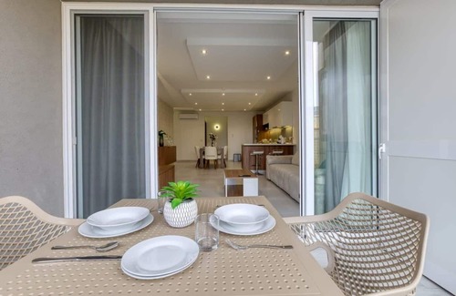Swieqi Apartment | ✨ Stylish 3-bedroom in Swieqi 🇲🇹 — just minutes from beaches 🌊, restaurants 🍴 & nightlife 🎶. The perfect Malta getaway for families & friends 🏡🌞!