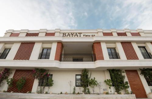 Qurtubah Apartment | Stylish 3 Bedroom unit w Self Check In, Balcony and Luandary