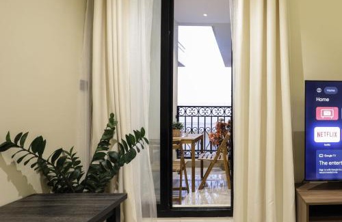 Qurtubah Apartment | Stylish 3 Bedroom unit w Self Check In, Balcony and Luandary