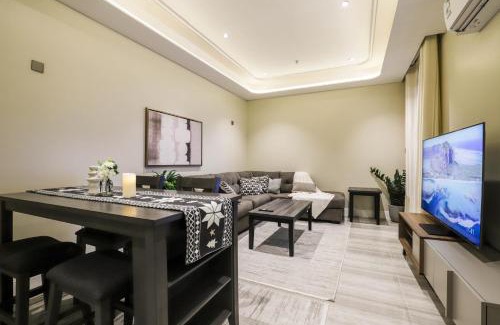 Qurtubah Apartment | Stylish 3 Bedroom unit w Self Check In, Balcony and Luandary
