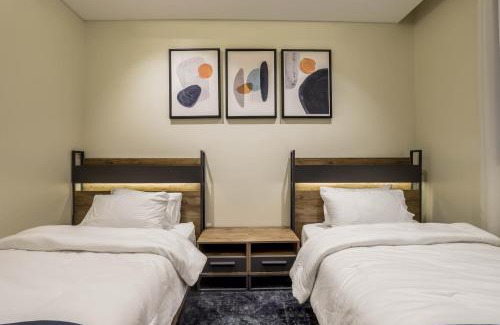 Qurtubah Apartment | Stylish 3 Bedroom unit w Self Check In, Balcony and Luandary