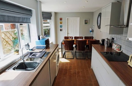 Lincoln House | Stylish 3 Bedroom Victorian Villa with hot tub