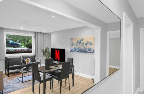 Whitby Apartment | Stylish 3 BR Apt with Free Parking, Wifi and Patio