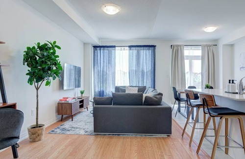 Pickering House | Stylish 3BDR in Pickering's Heart | Free Parking