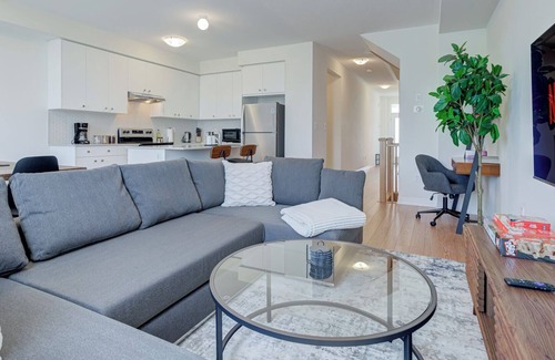 Pickering House | Stylish 3BDR in Pickering's Heart | Free Parking