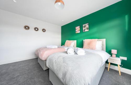 Langley Marish Apartment | Stylish 3BR Home, Sleeps 5, Contractor Stay-Friendly, Near M25, Free Parking