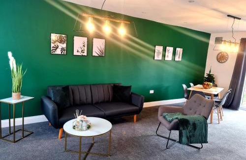 Langley Marish Apartment | Stylish 3BR Home, Sleeps 5, Contractor Stay-Friendly, Near M25, Free Parking