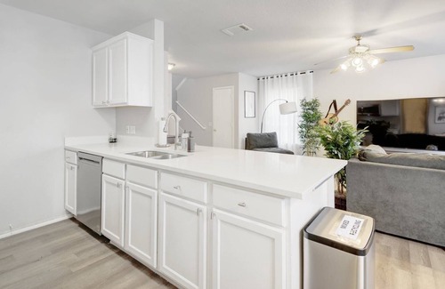 Austin House | Stylish 3BR House with Tesla charger near Tesla HQ
