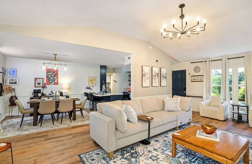 Macon House | Stylish 3BR w/EV charger,Firepit, workspace,fast wifi,vinyl, near downtown Macon