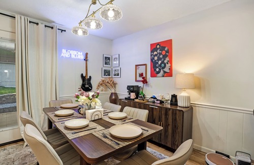 Macon House | Stylish 3BR w/EV charger,Firepit, workspace,fast wifi,vinyl, near downtown Macon