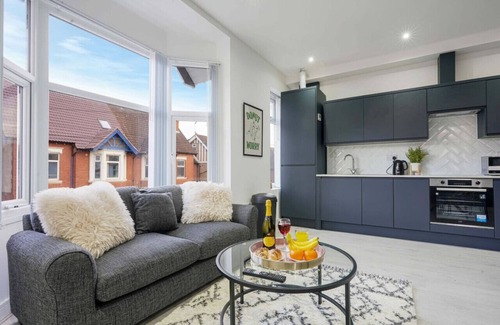 Coventry Apartment | Stylish 4 bedroom 4 bathroom Flat - Free Parking