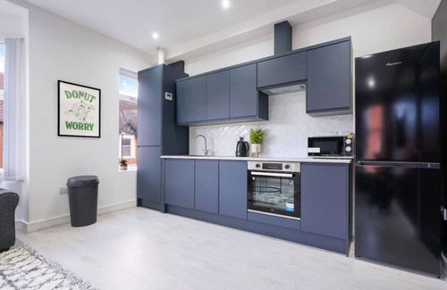 Coventry Apartment | Stylish 4 bedroom 4 bathroom Flat - Free Parking