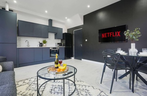Coventry Apartment | Stylish 4 bedroom 4 bathroom Flat - Free Parking