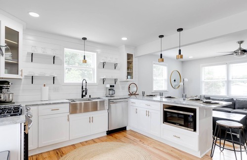 Mosby House | Stylish 4 bedroom house with outdoor dining and fenced backyard.