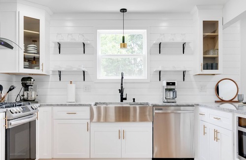 Mosby House | Stylish 4 bedroom house with outdoor dining and fenced backyard.
