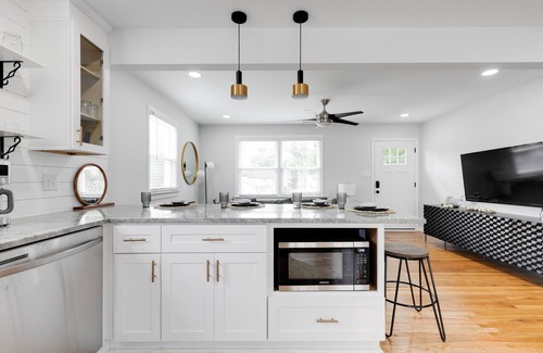 Mosby House | Stylish 4 bedroom house with outdoor dining and fenced backyard.