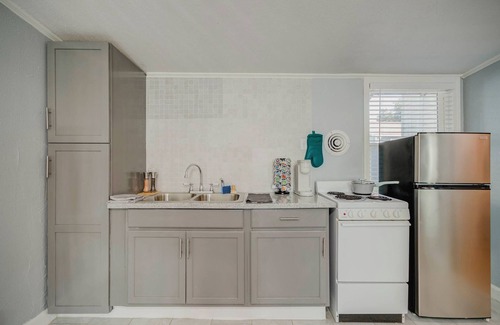 Northside House | Stylish 4BR w/BBQ + Yard Near Museums and restaurants
