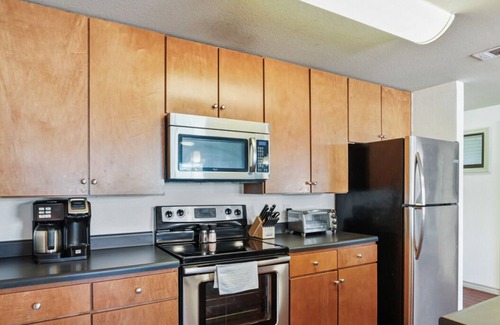North Loop Apartment | Stylish 4BR with Smart TV and Free Garage Parking